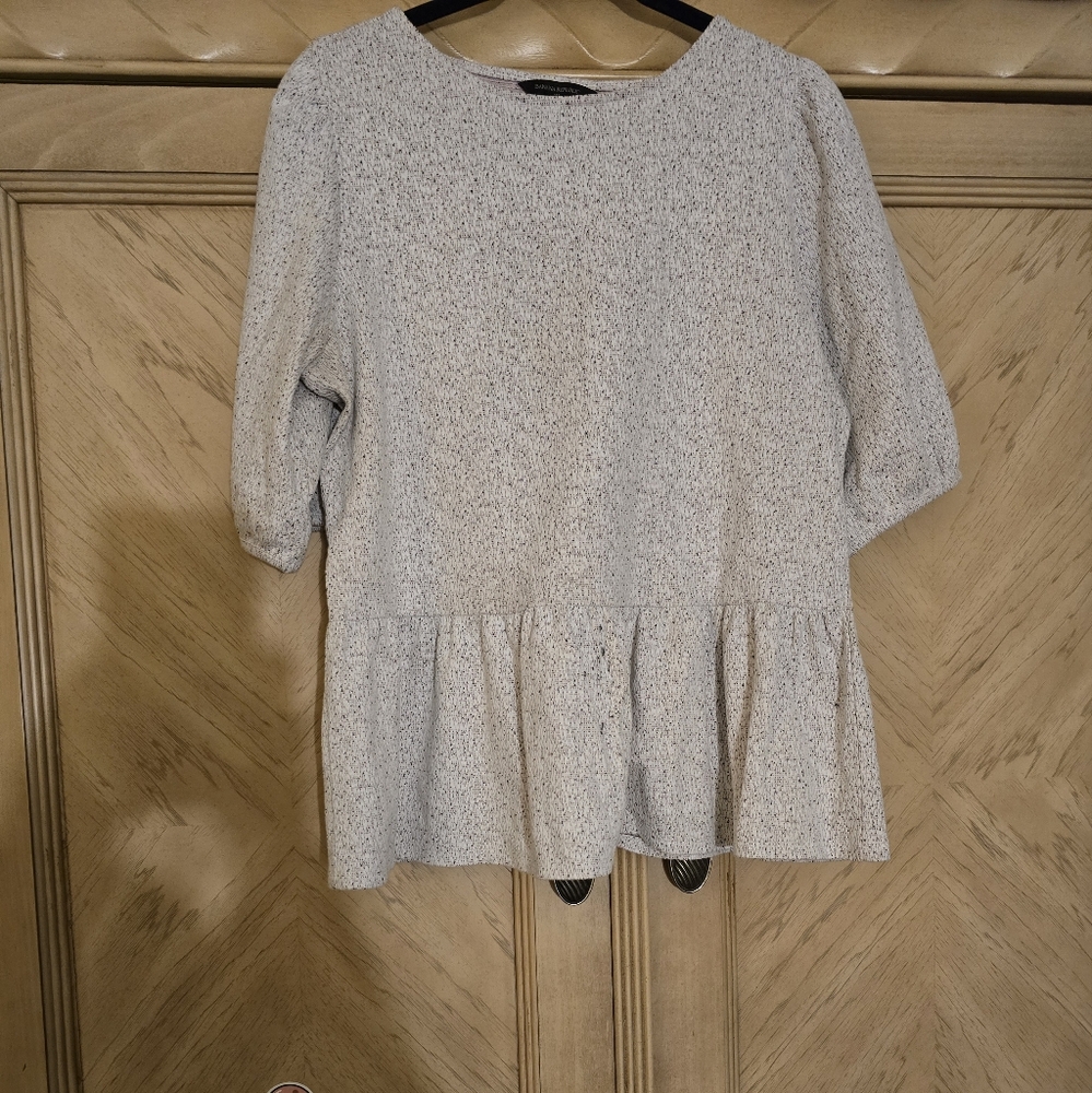 Banana Republic Peplum Top. Size large. White with hints of black and blush - Picture 9 of 11